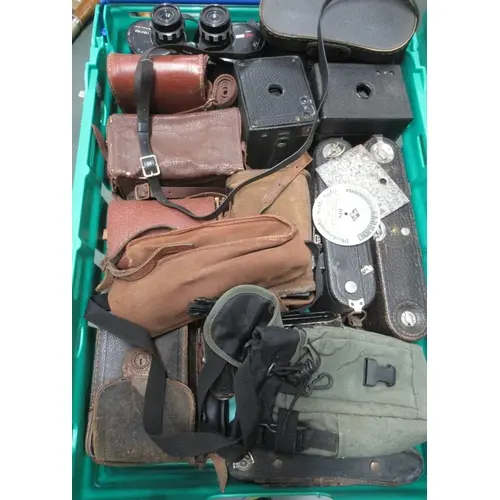 Quantity of various cameras and accessories