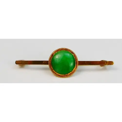 An antique jade brooch in a 9ct yellow gold setting, 14.9mm ...