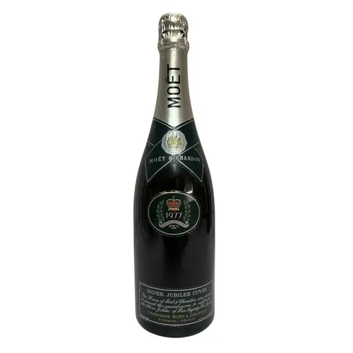 A Moët & Chandon 1977 The Queen's Silver Jubilee Cuvee c...