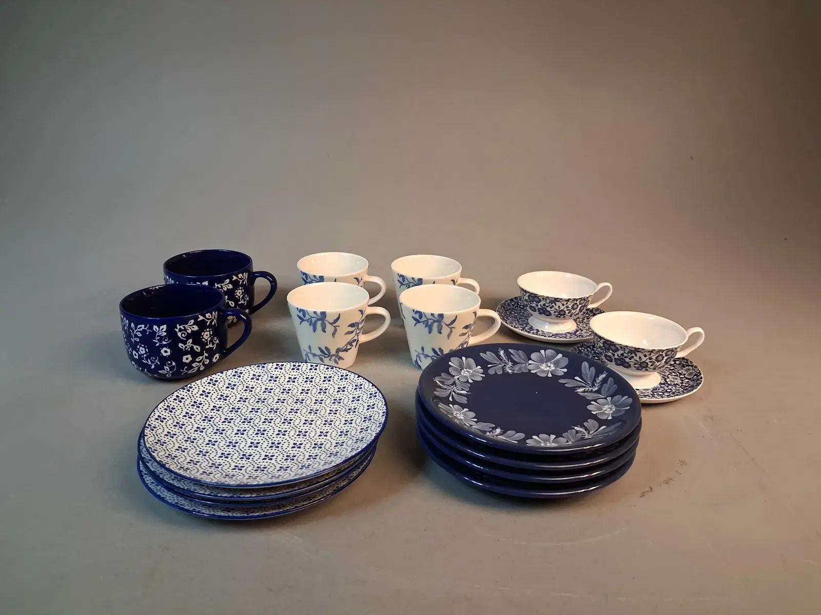 Diverse porslin, samtida. Blå & Vit nyans.