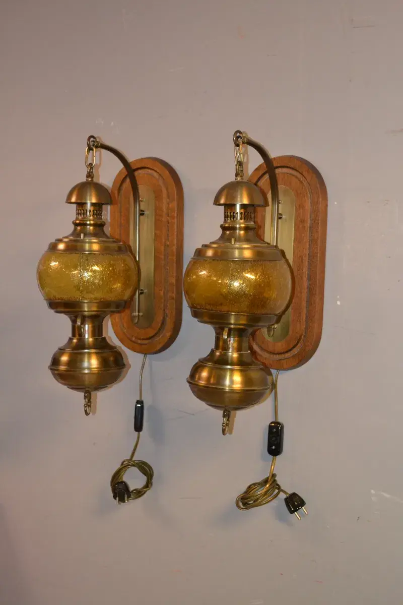 Vägglampor. Ett par, mässing, glas & trä.