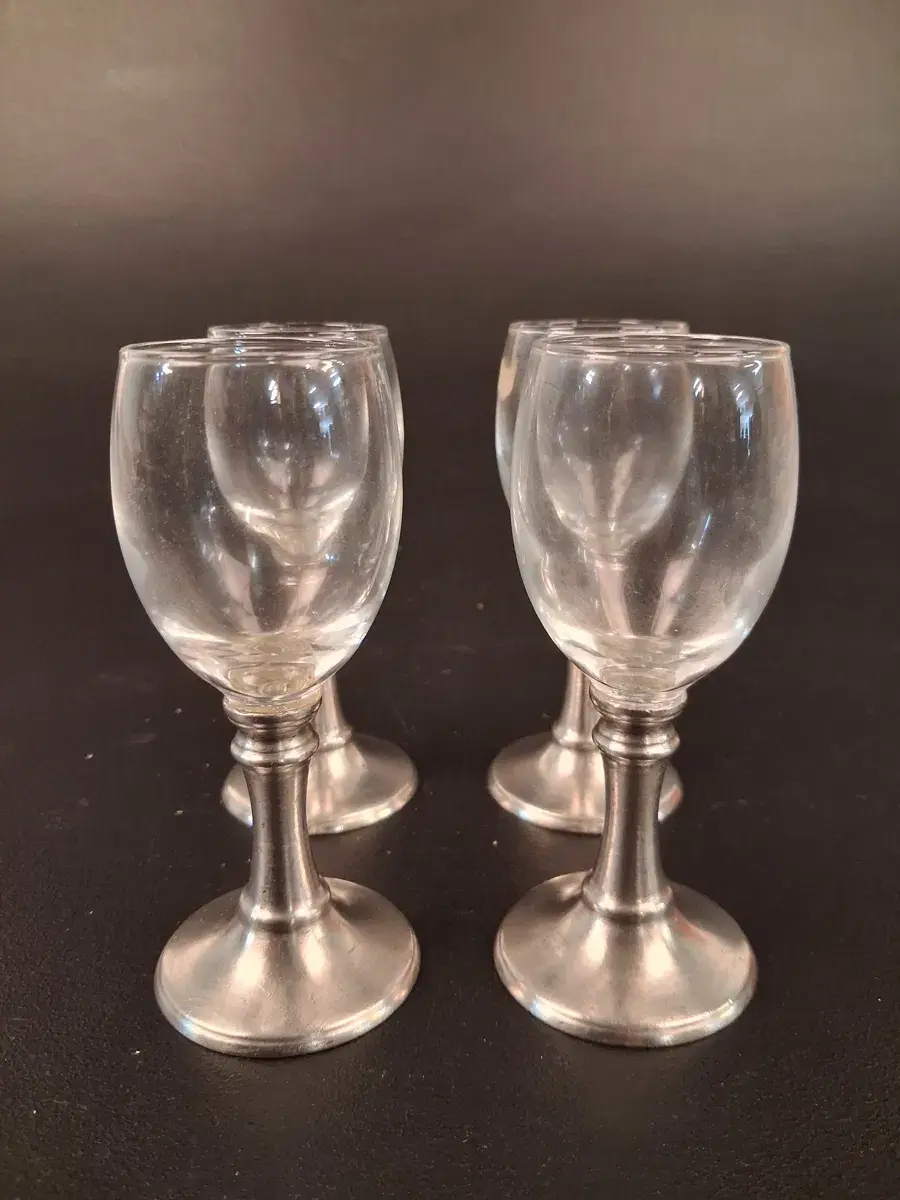 4 Snapsglas "Cosi Tabellini 95" Pewter. Italien, Tenn & glas.