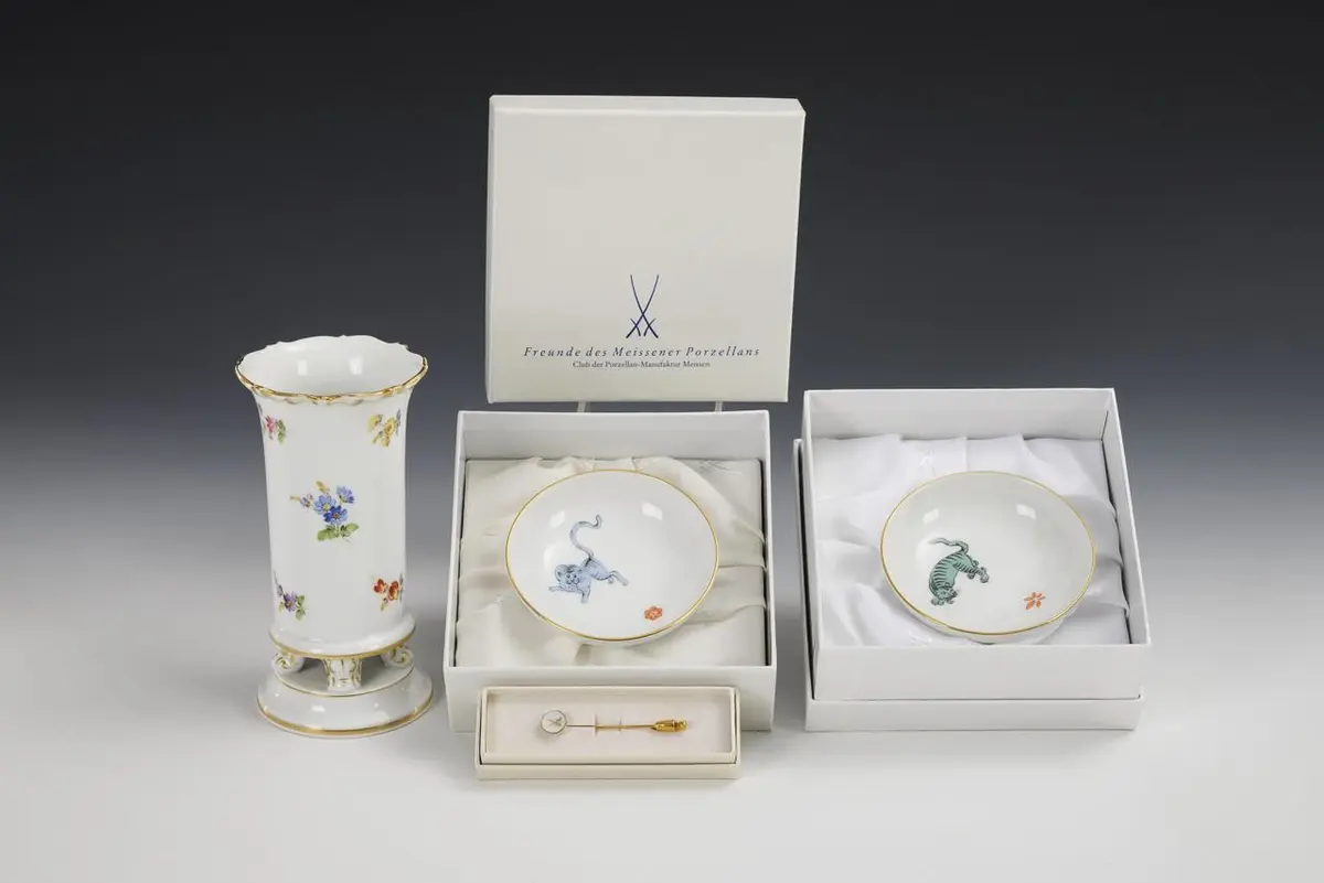 Vase, 2 small bowls, and a brooch. Meissen.