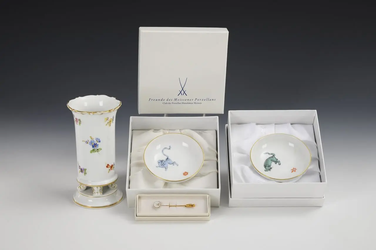 Vase, 2 small bowls, and a brooch. Meissen.