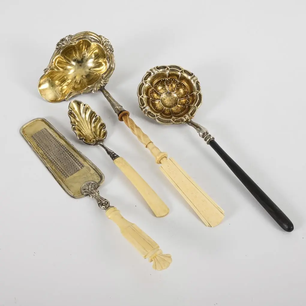 4 antique serving pieces with handles made of bone and wood.