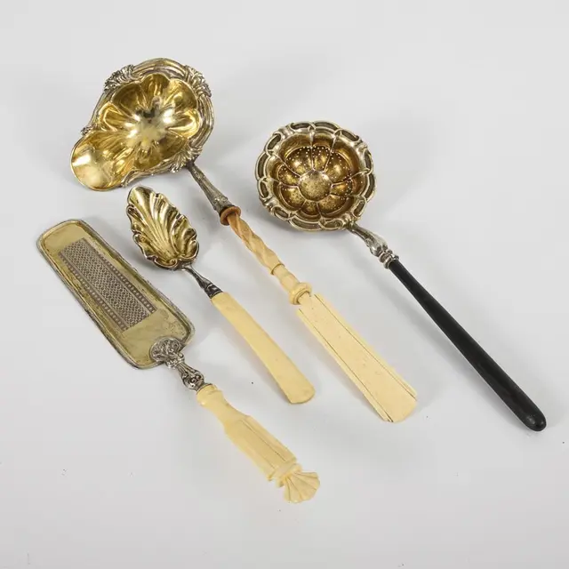 4 antique serving pieces with handles made of bone and wood.