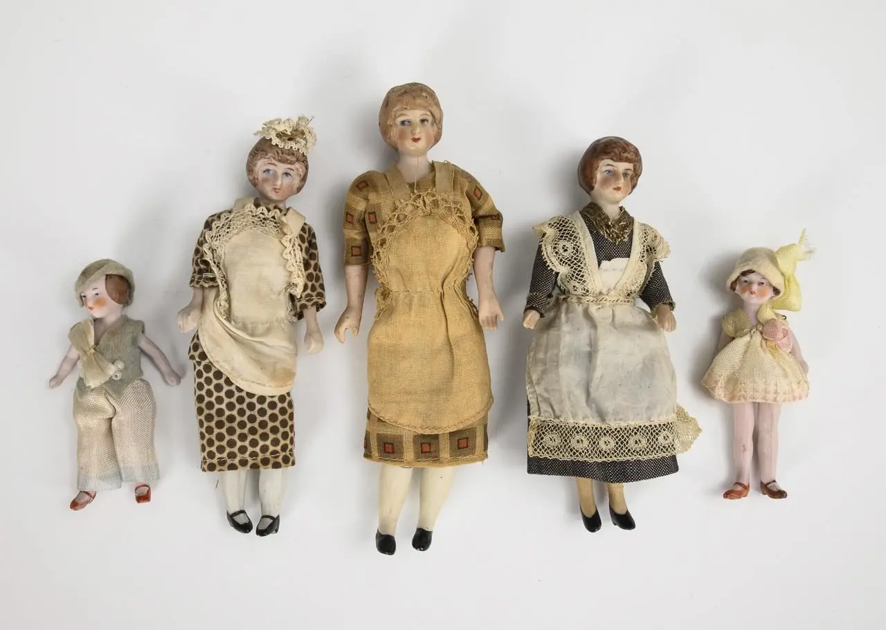 5 dollhouse dolls.