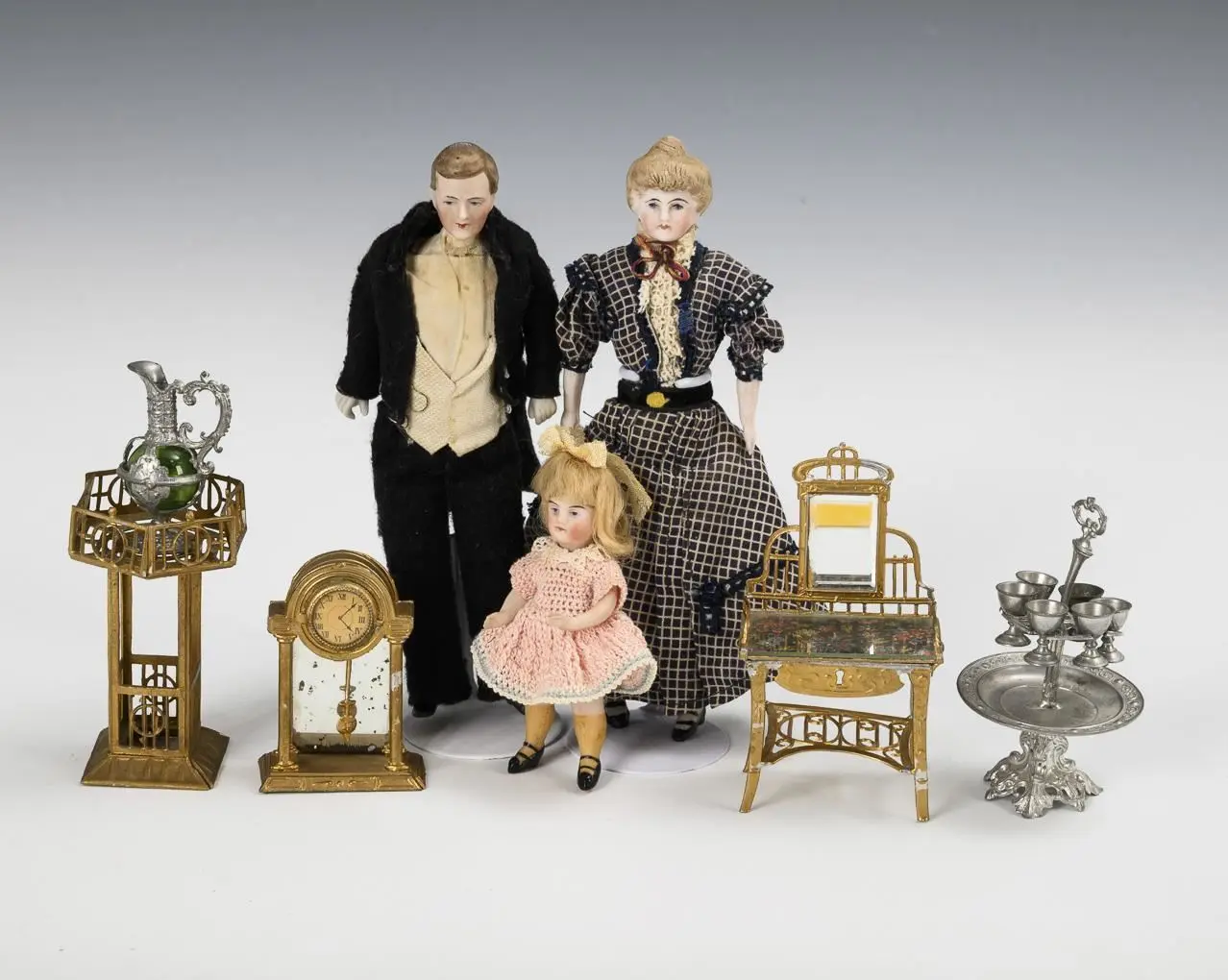 3 little dolls and 5 pieces for the dollhouse.