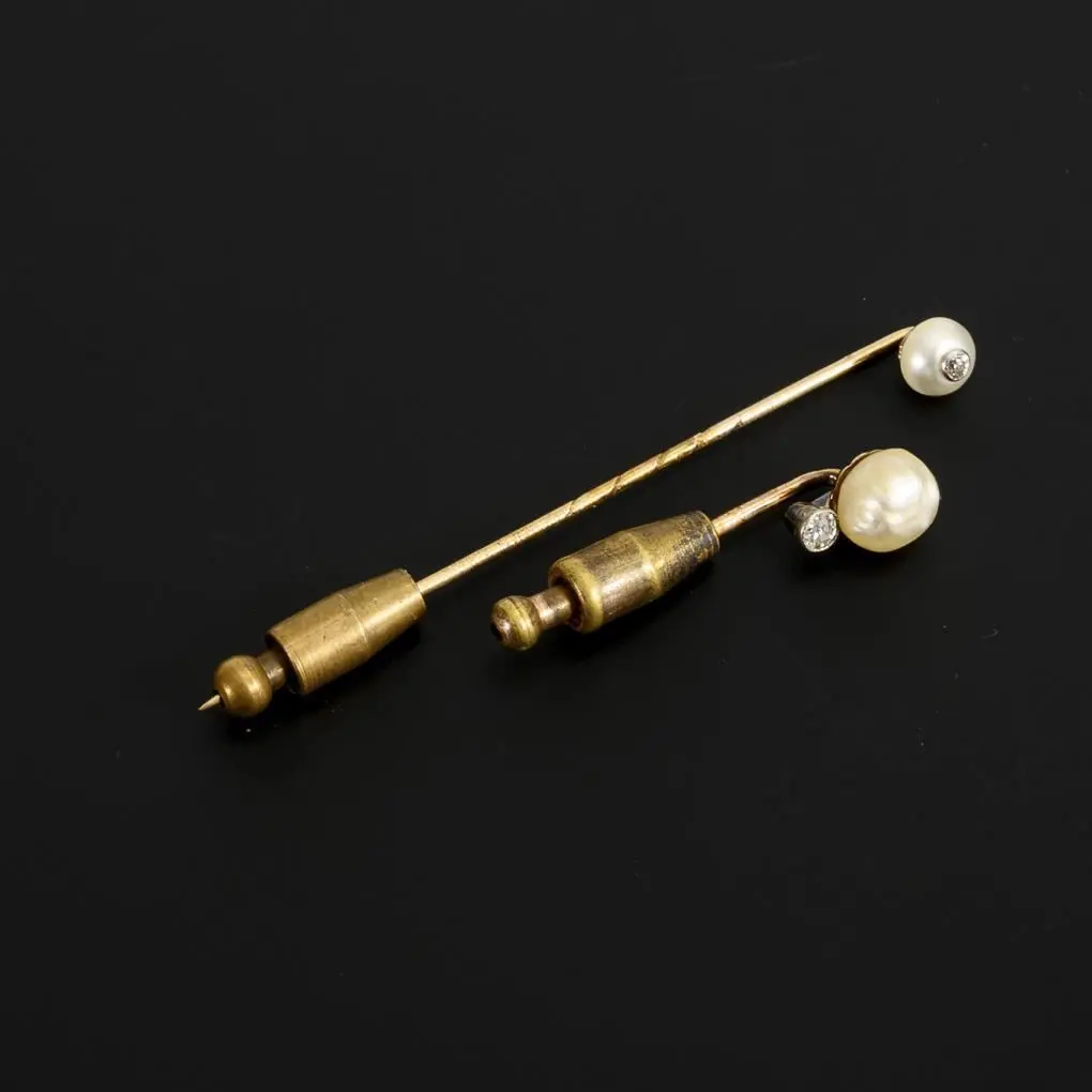 2 Art Nouveau brooches.