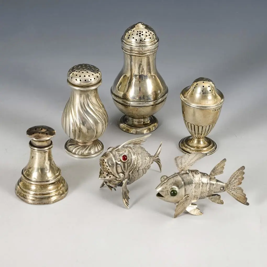 Set of 4 salt shakers and 2 small fish figurines.