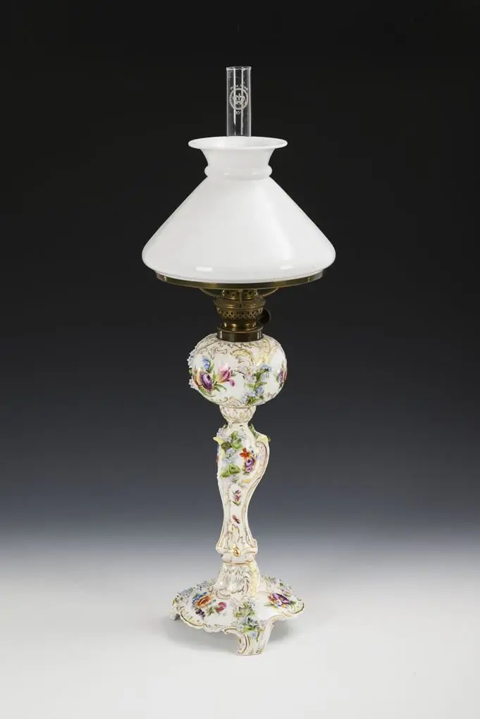Kerosene lamp with floral design. Thieme.