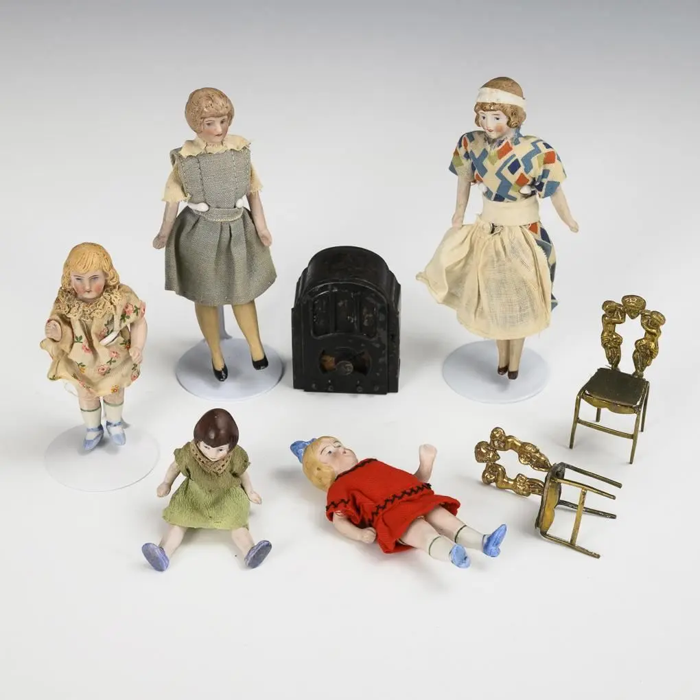 Set of 5 dolls for a dollhouse.