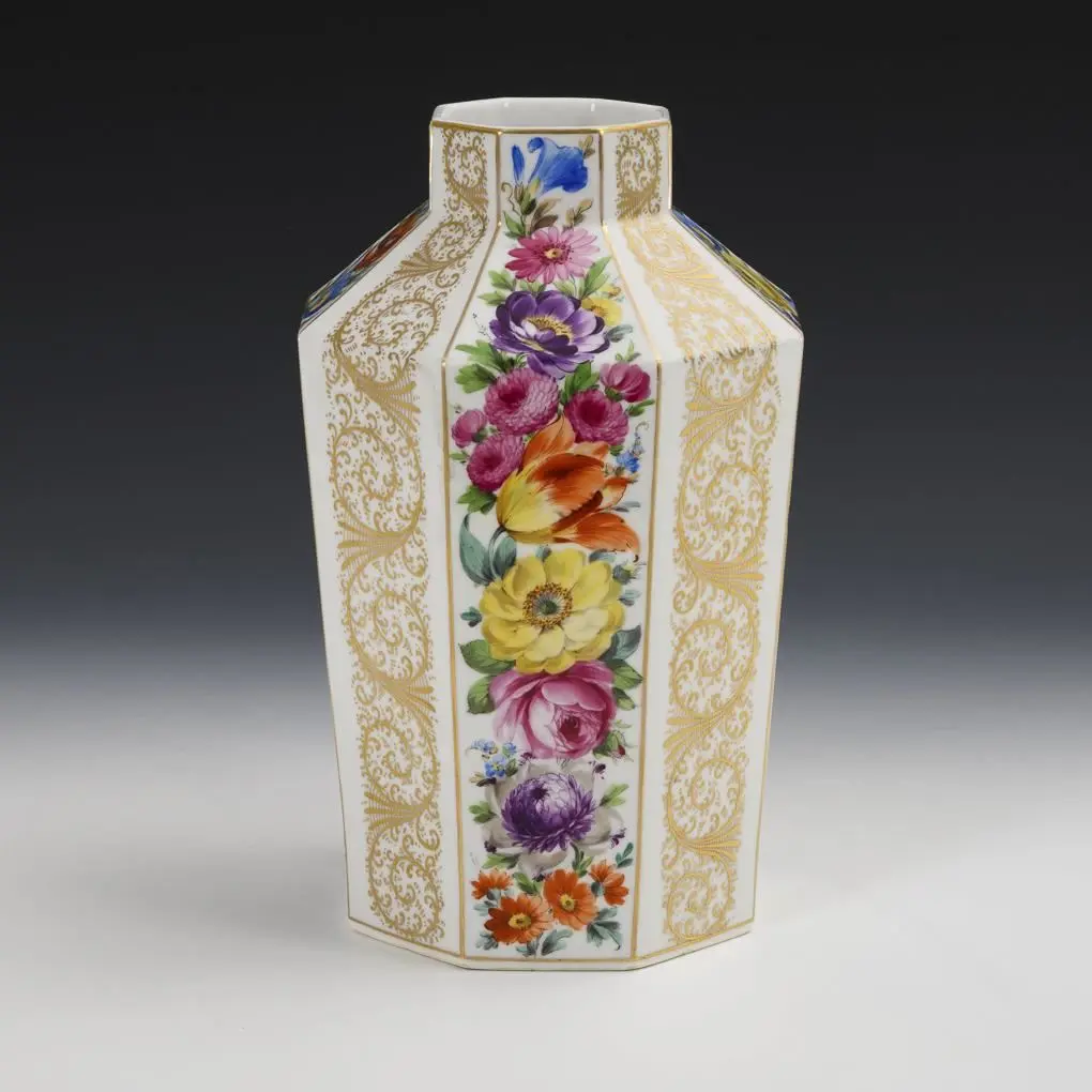 Vase with floral design. Hutschenreuther.