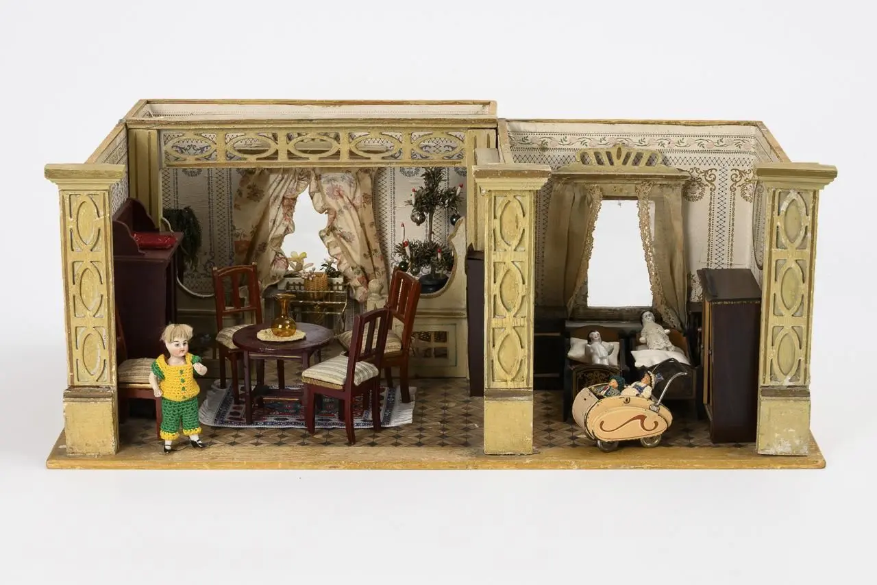 Small dollhouse with a bay window.