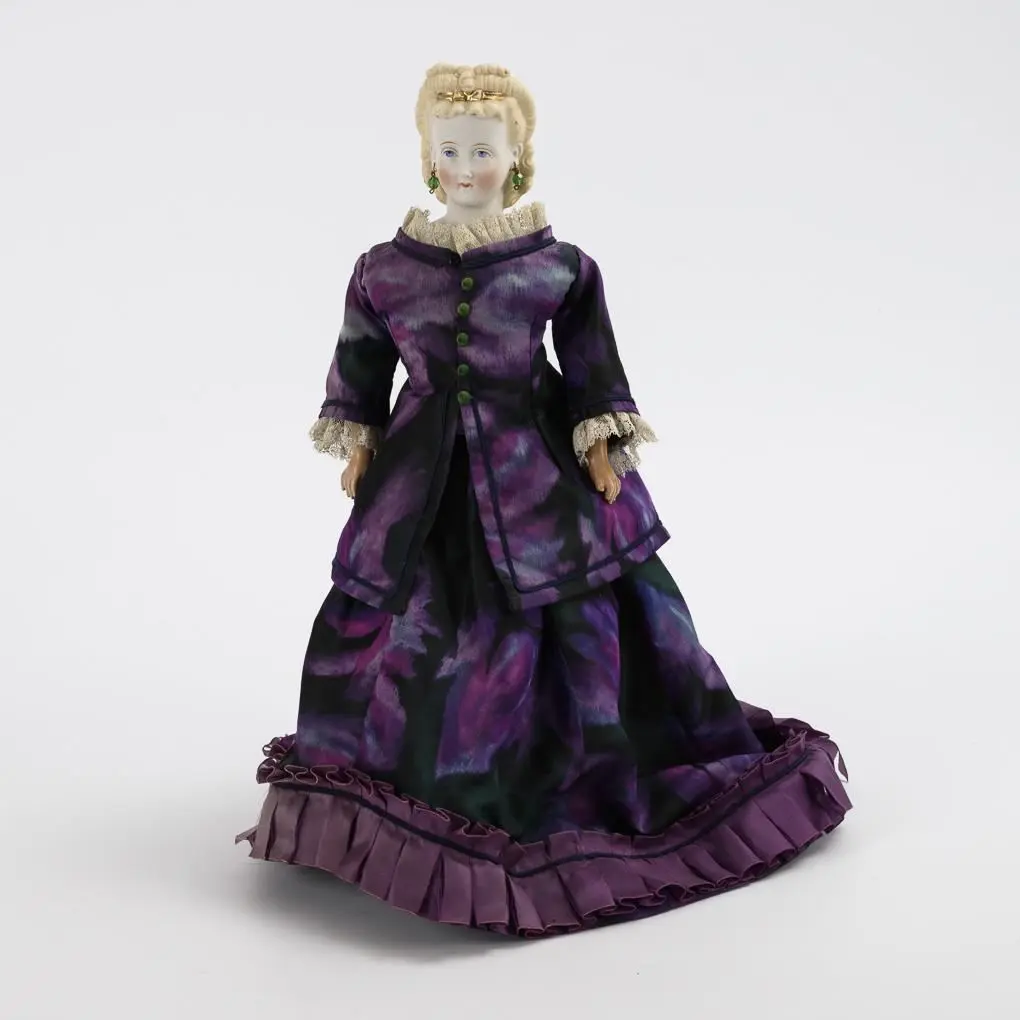 Early bust-head figurine of a lady with a modeled hair bow.