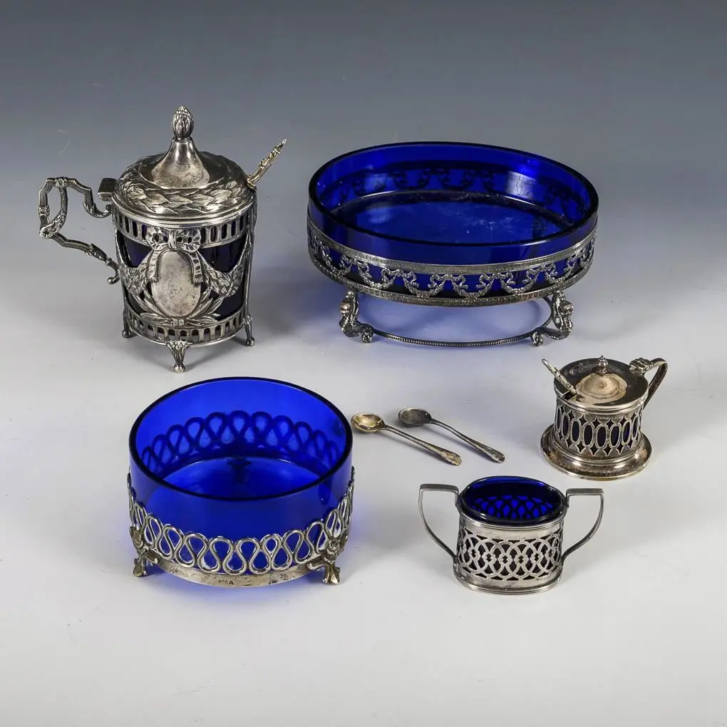 5 Empire-style silver vessels, with 4 small spoons.