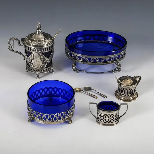 5 Empire-style silver vessels, with 4 small spoons.