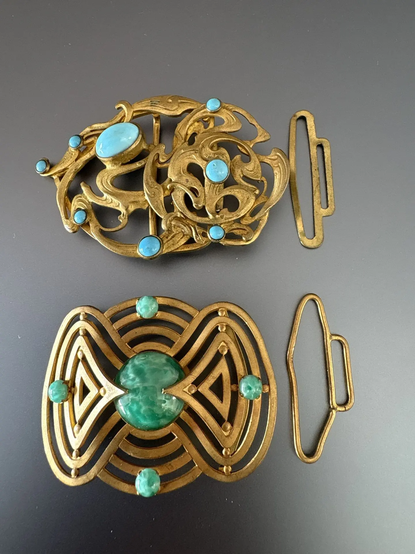 ART NOUVEAU - ART DÉCO. Deux boucles de ceinture en métal do - Lot 140