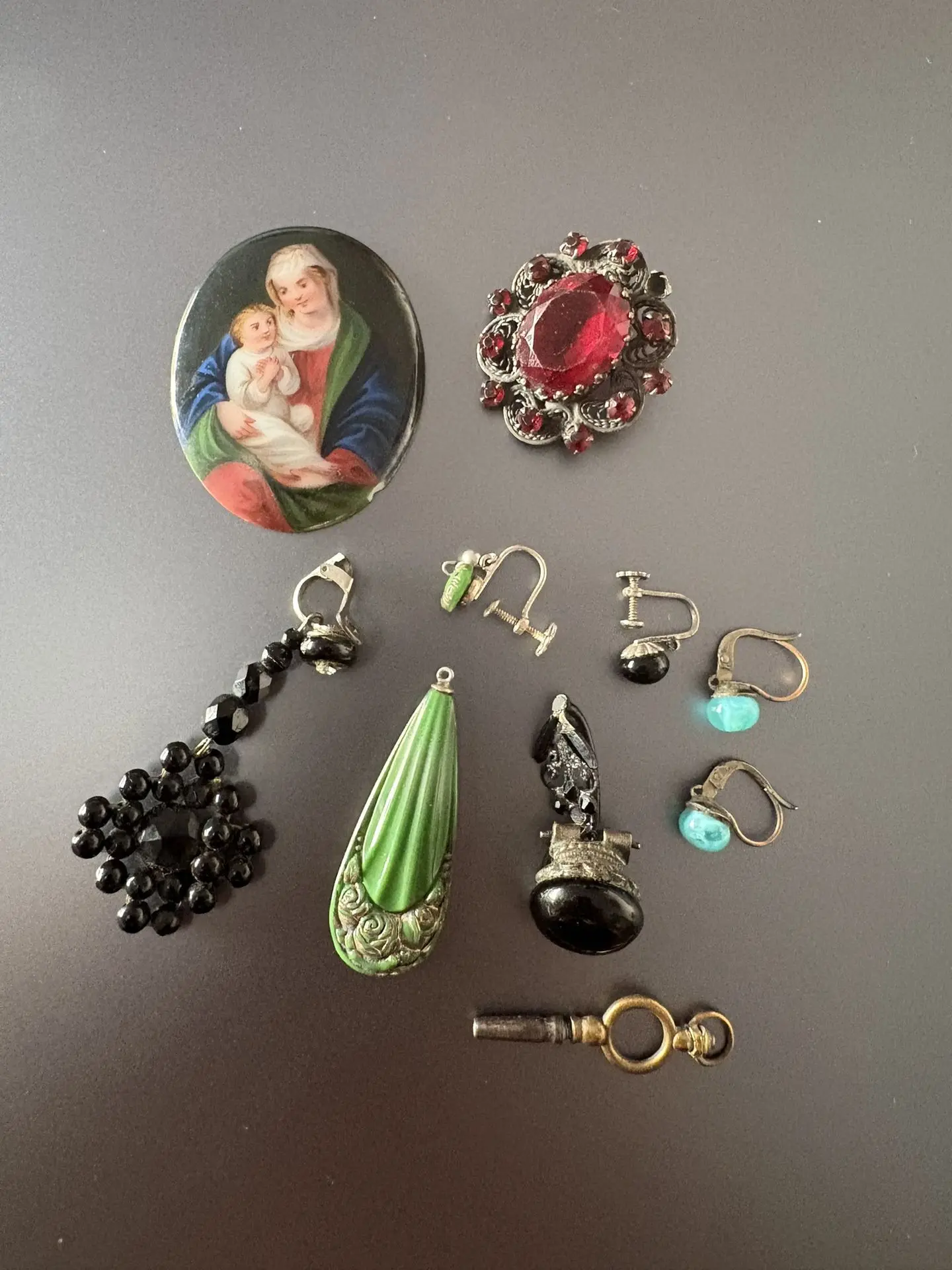 Éléments de bijoux anciens en métal et divers. - Lot 241