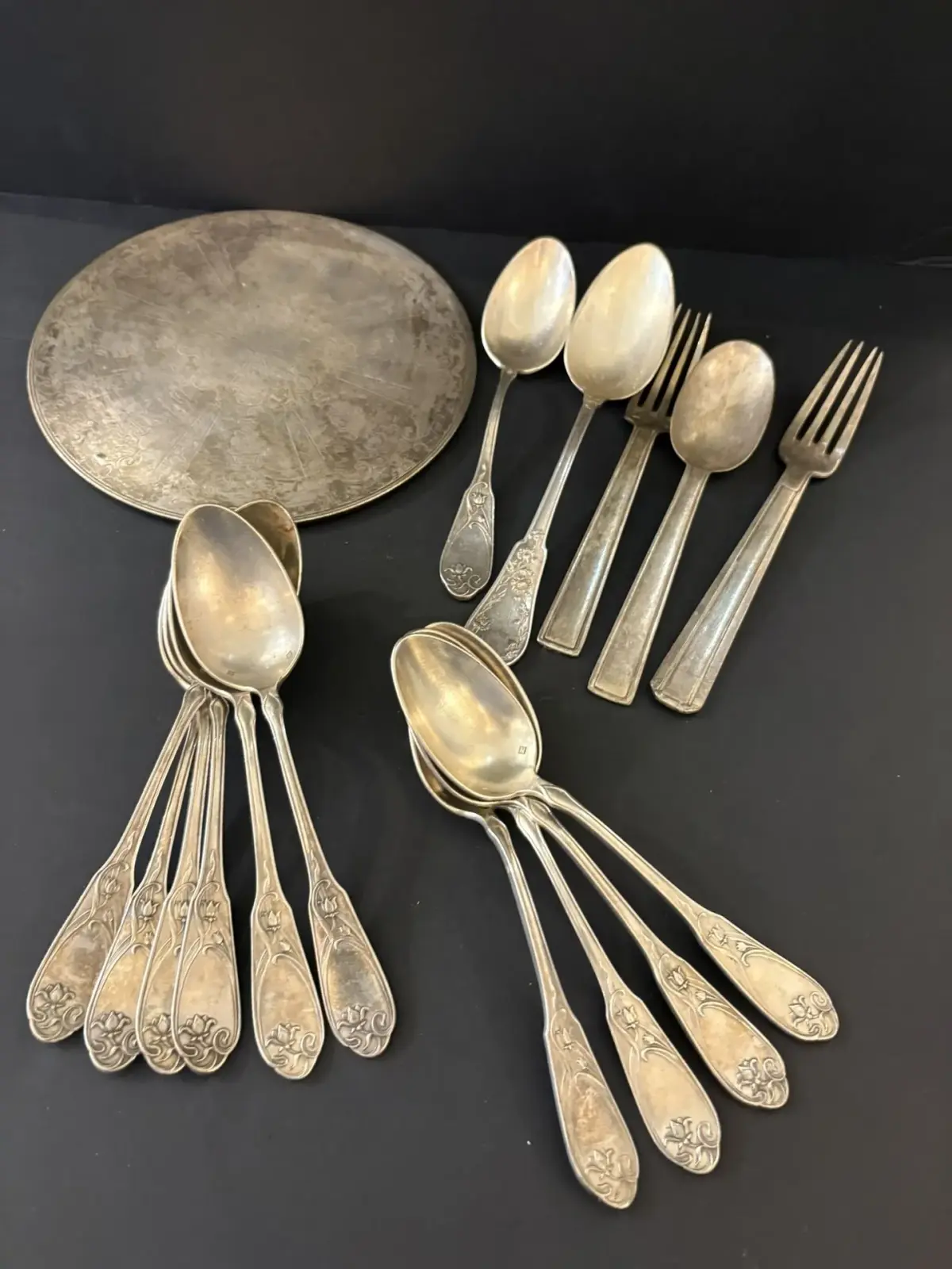 Lot en métal argenté comprenant 11 cuillères à soupe décor f - Lot 285