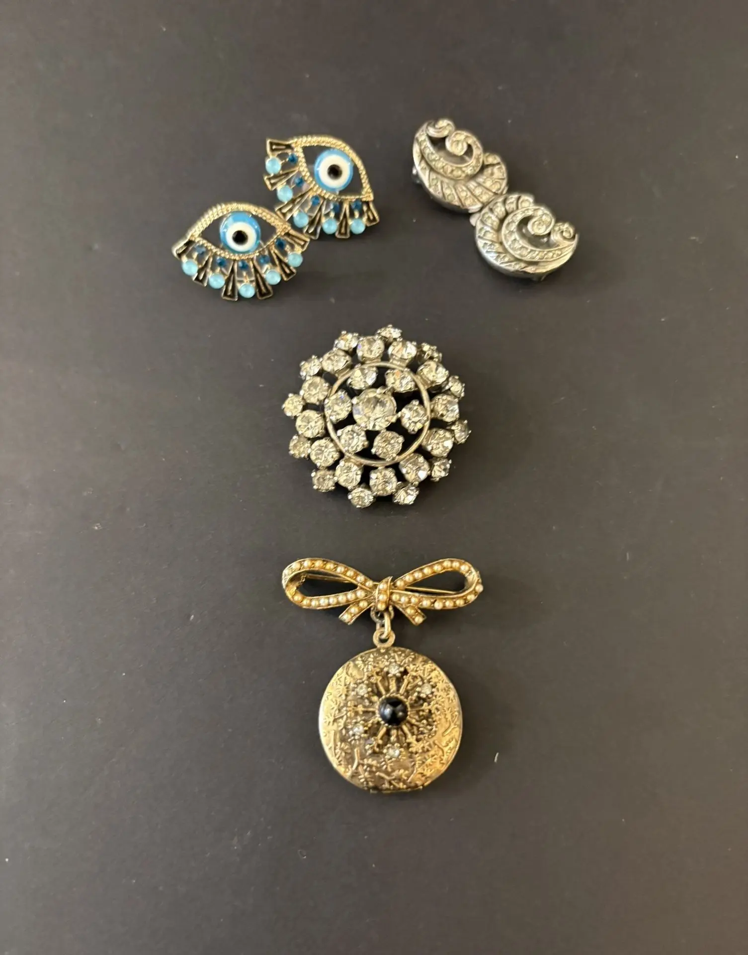 Lot en métal comprenant broche pendentif médaillon doré, pai - Lot 248