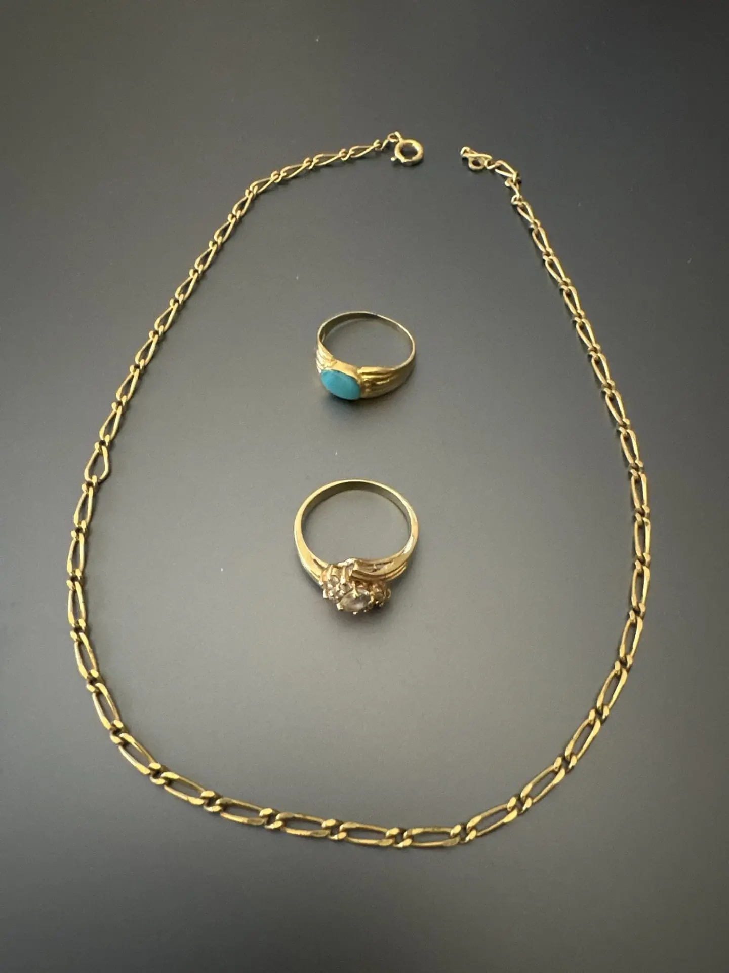 Chaîne et deux bagues en plaqué or et divers. Tailles : 55-5 - Lot 264