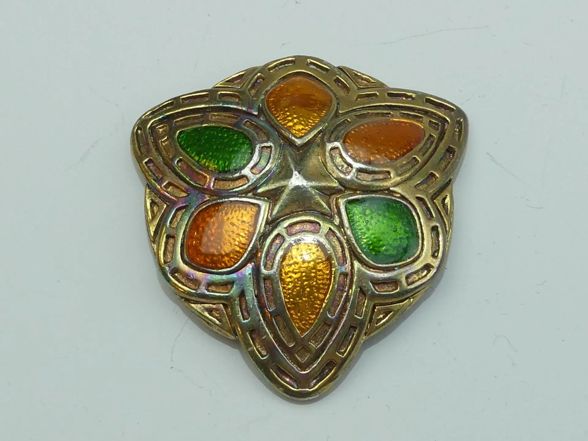 JEAN PATOU. Broche vintage en métal doré émaillé vert, orang - Lot 358
