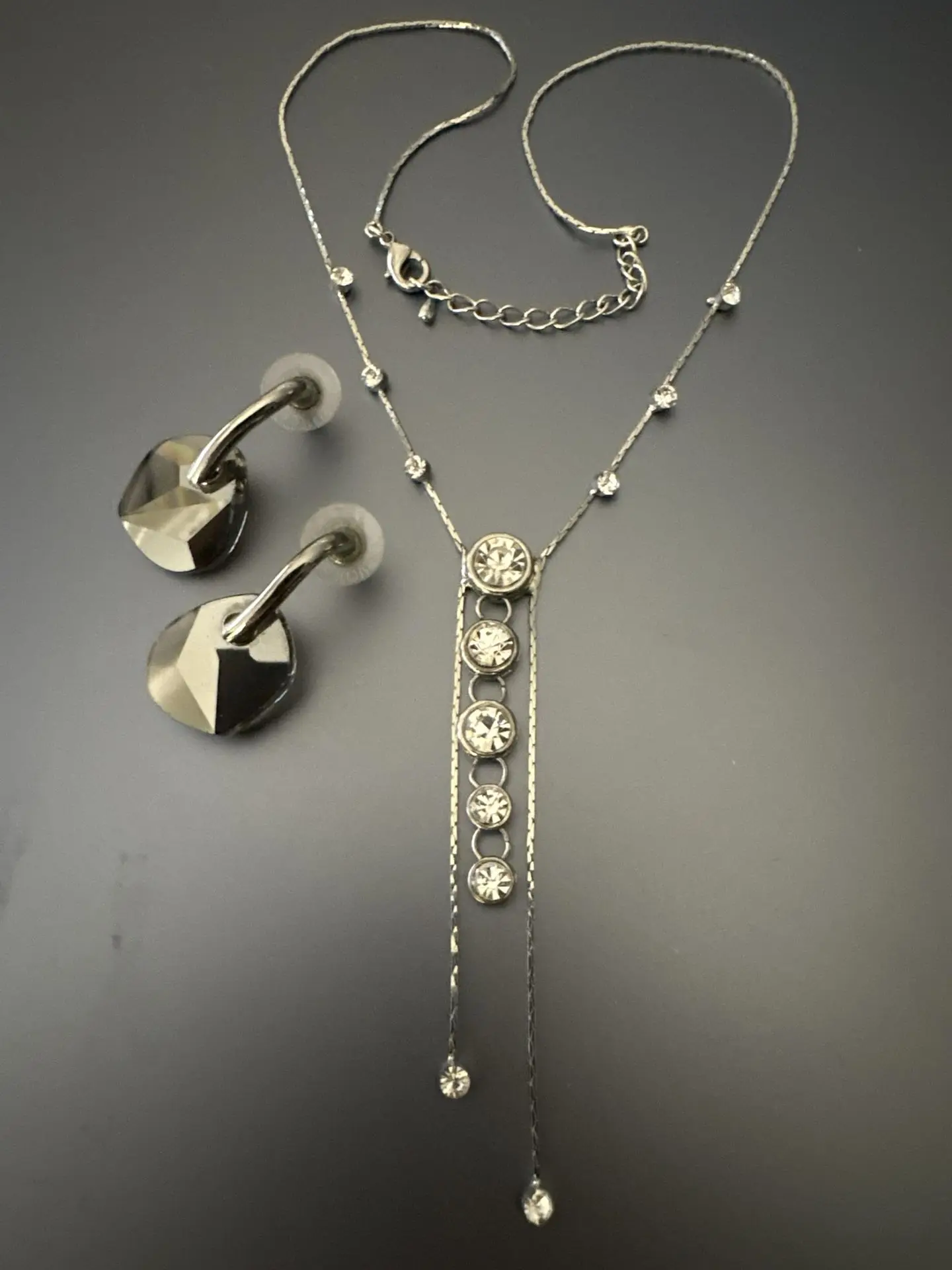 SWAROVSKI. Collier et paire de pendants d'oreilles en métal - Lot 265