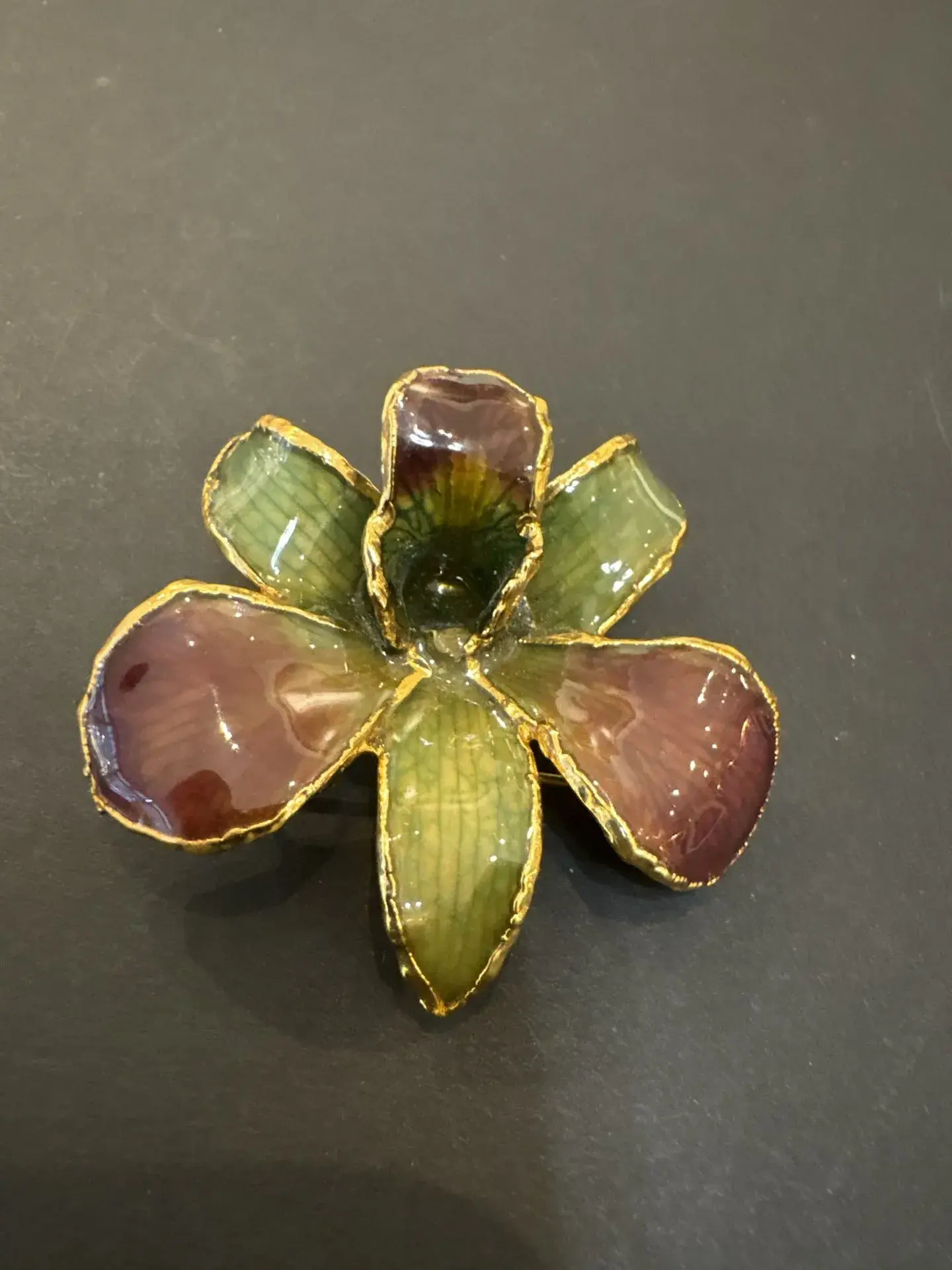 Broche / Pendentif orchidée. Pétales émaillés vert bordeaux - Lot 121