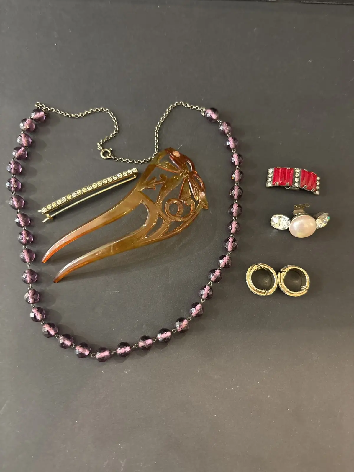 Ensemble de bijoux anciens, comprenant un peigne à cheveux p - Lot 194