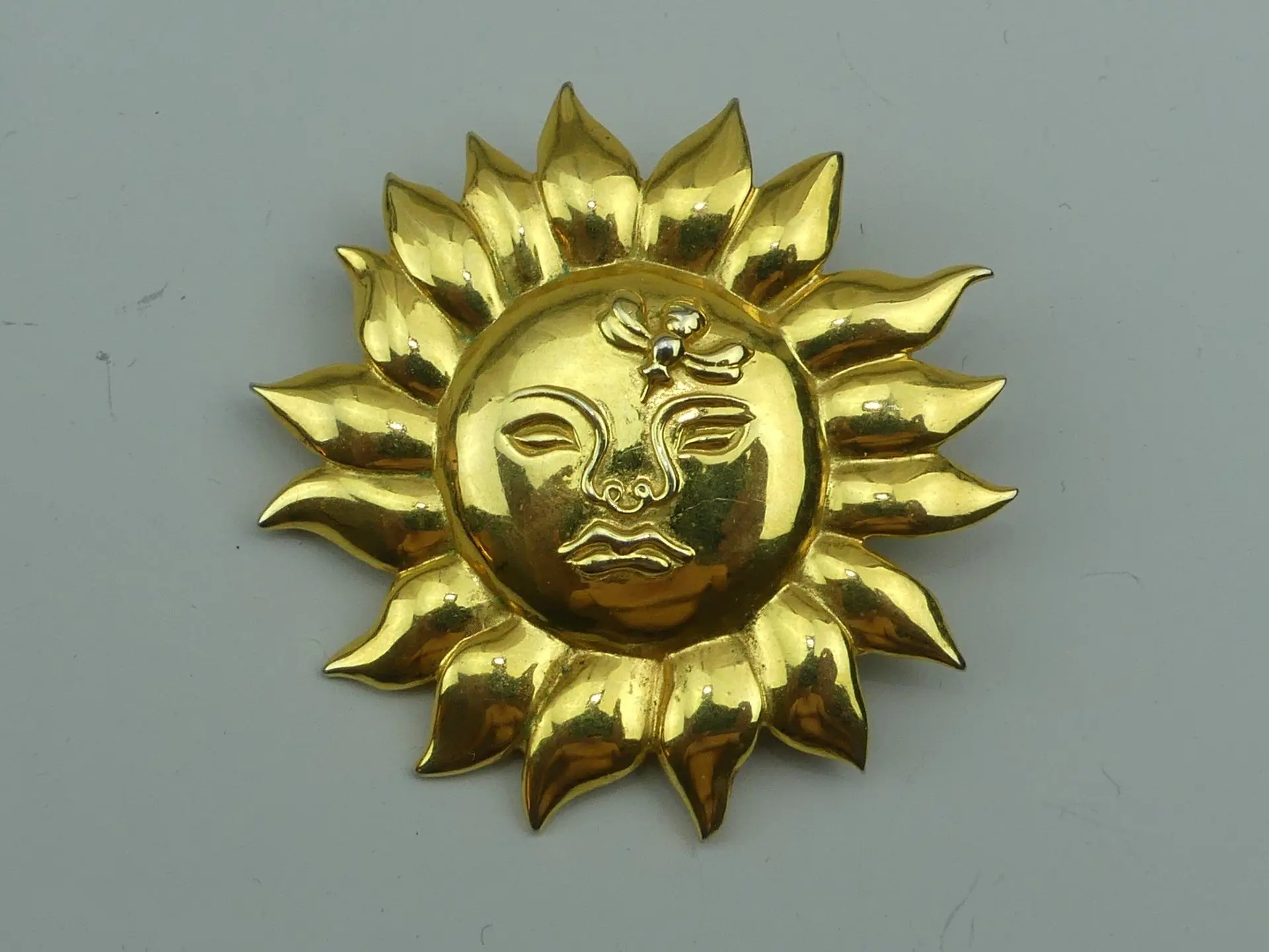 METROPOLITAN MUSEUM of ART. Broche vintage soleil en métal d - Lot 373