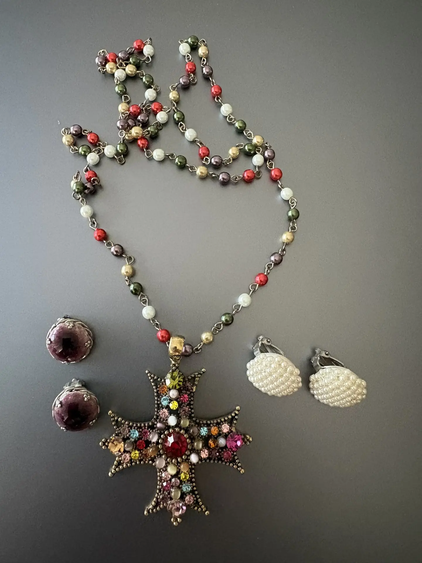 Collier et deux paires de clips d'oreilles et une paire de c - Lot 256