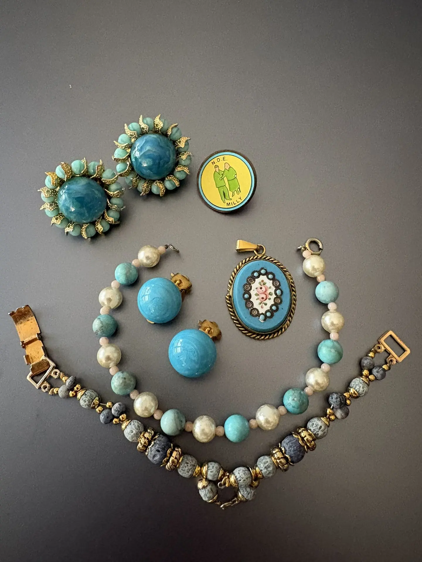 Lot bijoux fantaisie en métal, verre et divers, dont deux pa - Lot 257