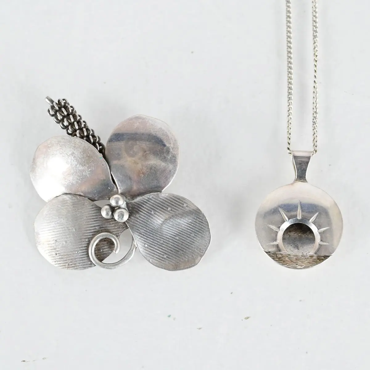 Halsband med hänge "Midnattssol" samt brosch, silver