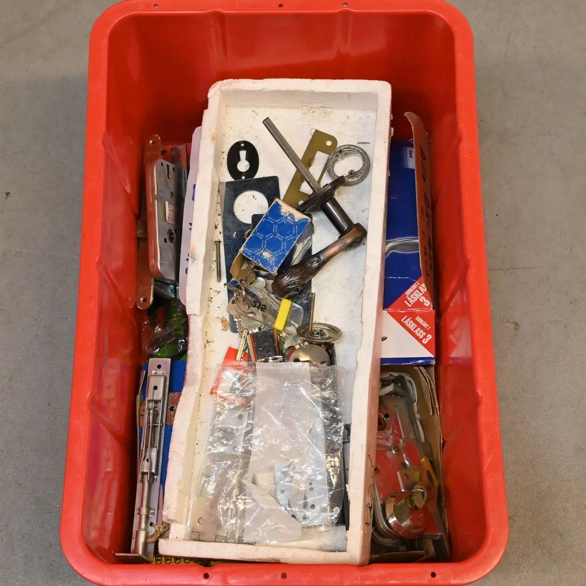 Parti lås till dörrar mm