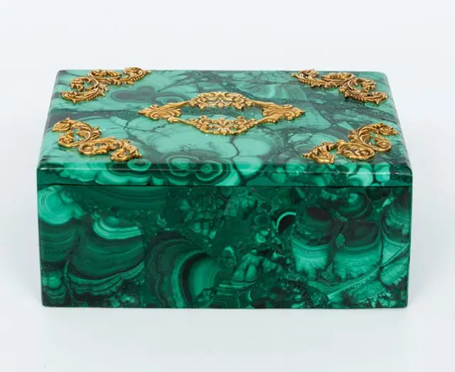 Malachite jewelry box with bronze mounts – Russian School – 20th century