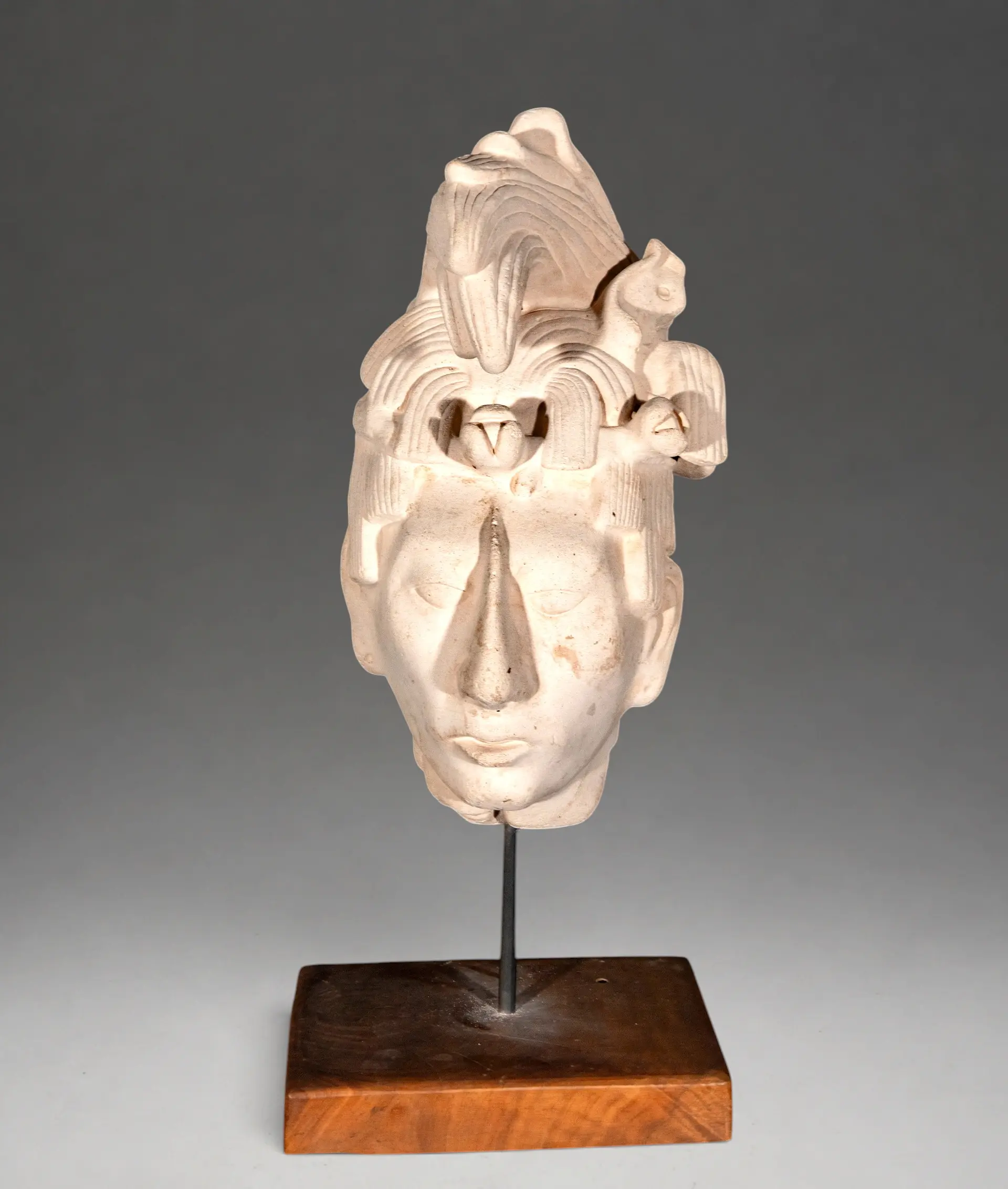 Large Mexica Bust in Coral Stone – American School – 20th Century