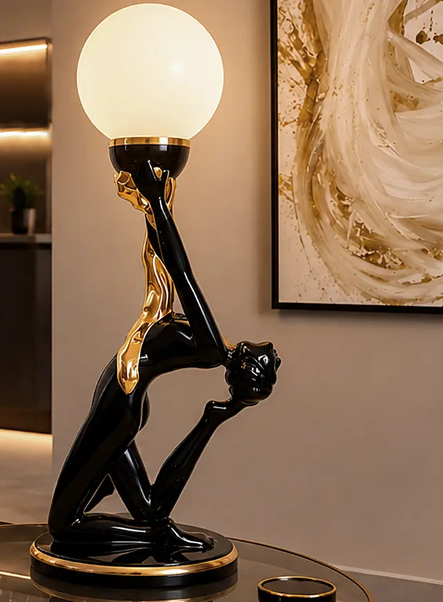 ELEGANT LARGE ART-DECO LAMP IN BLACK AND GOLD CERAMIC.