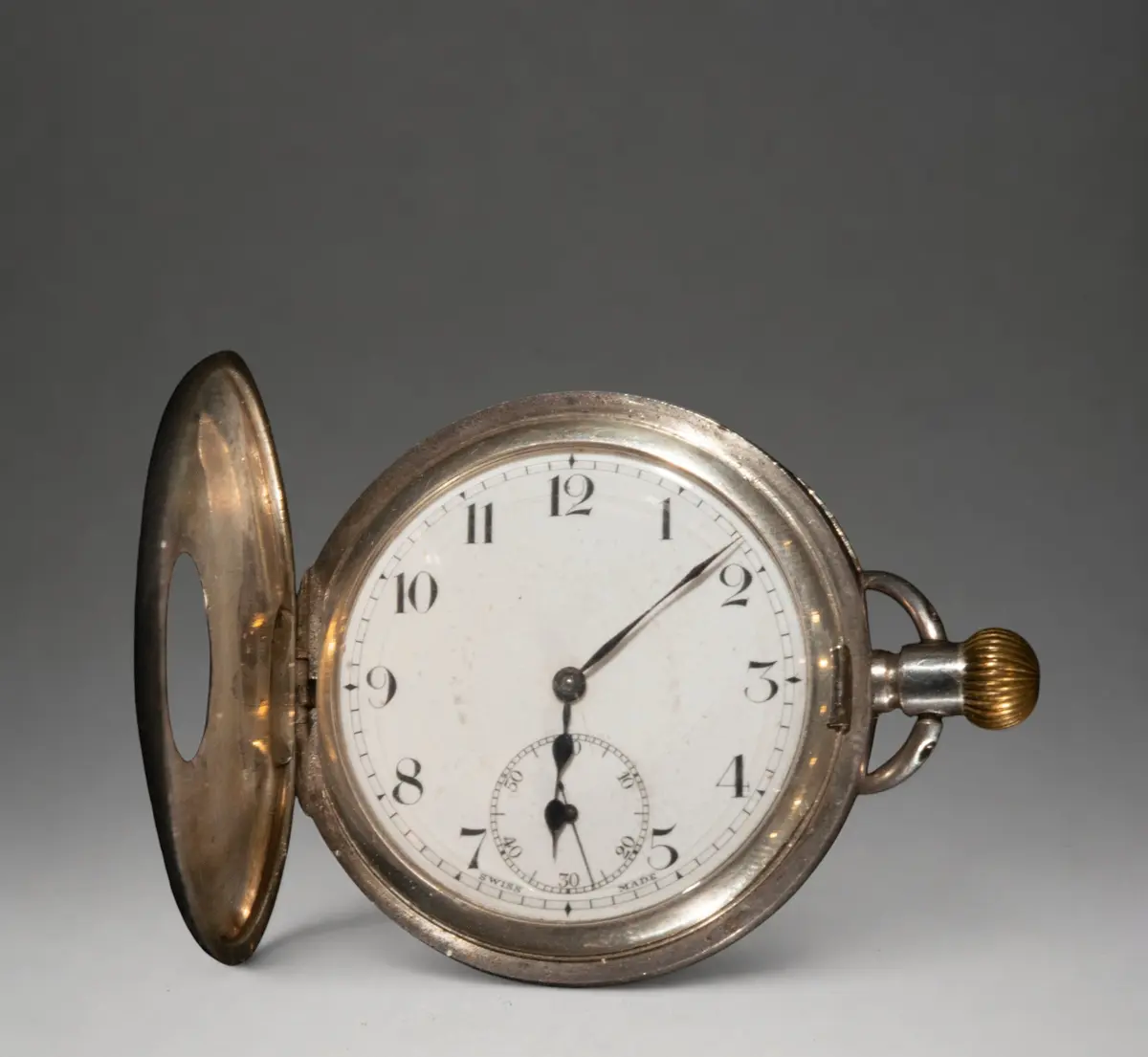 Pocket watch with hinged cover and oval display