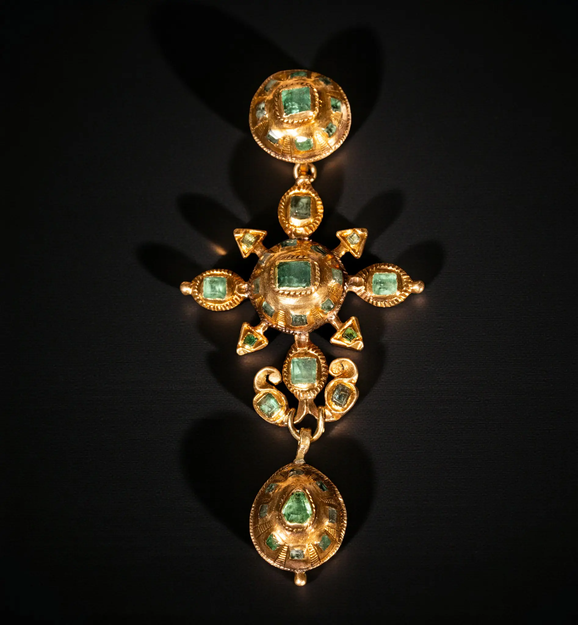Important 17th-century Spanish "Atocha" pendant cross in 20k gold and emeralds