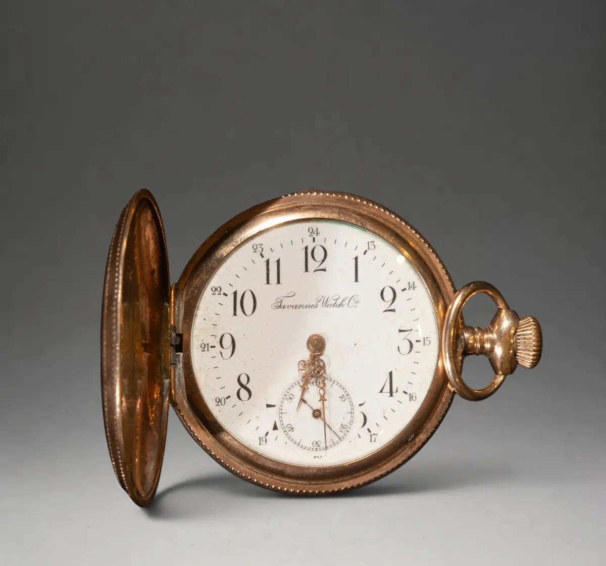 Gold pocket watch with lid