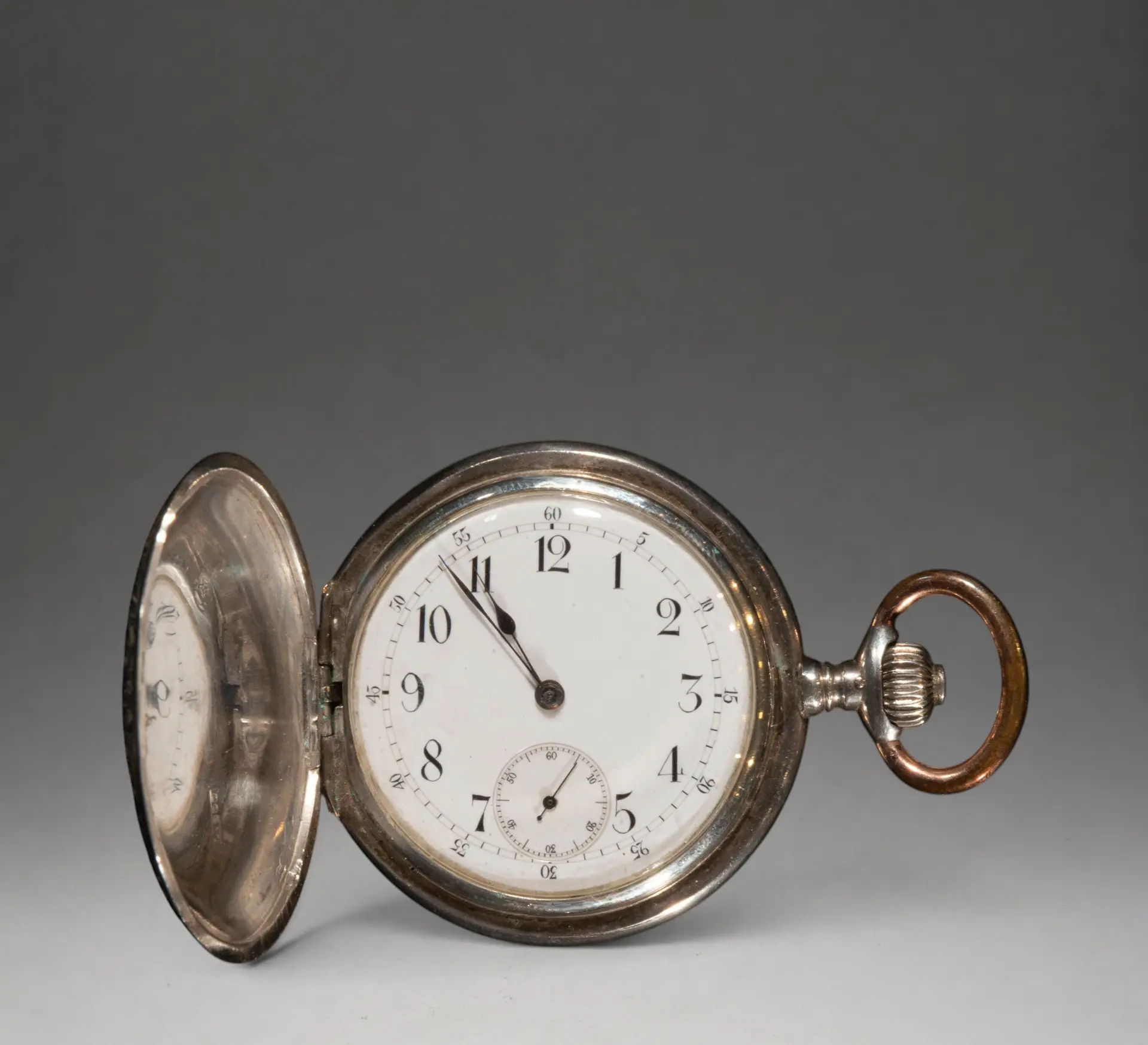 Pocket watch with hinged cover and Arabic numerals