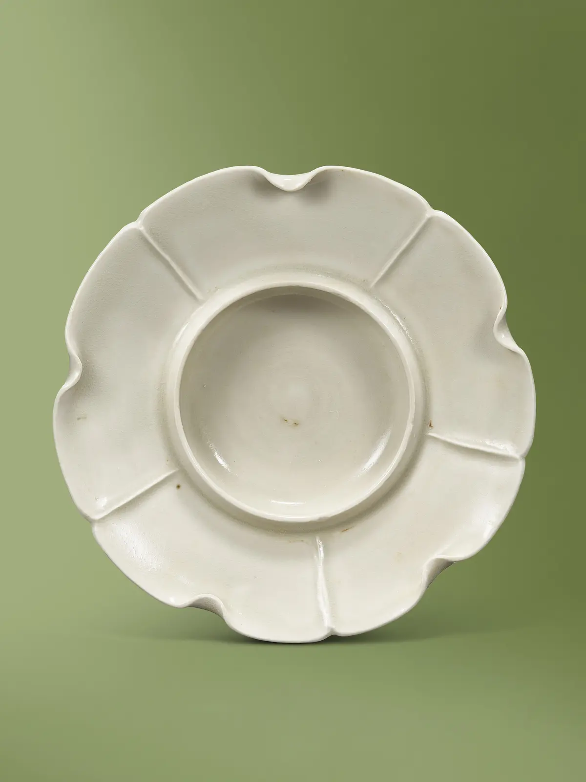 A Ding White-Glazed Foliate-Rimmed Cup Stand