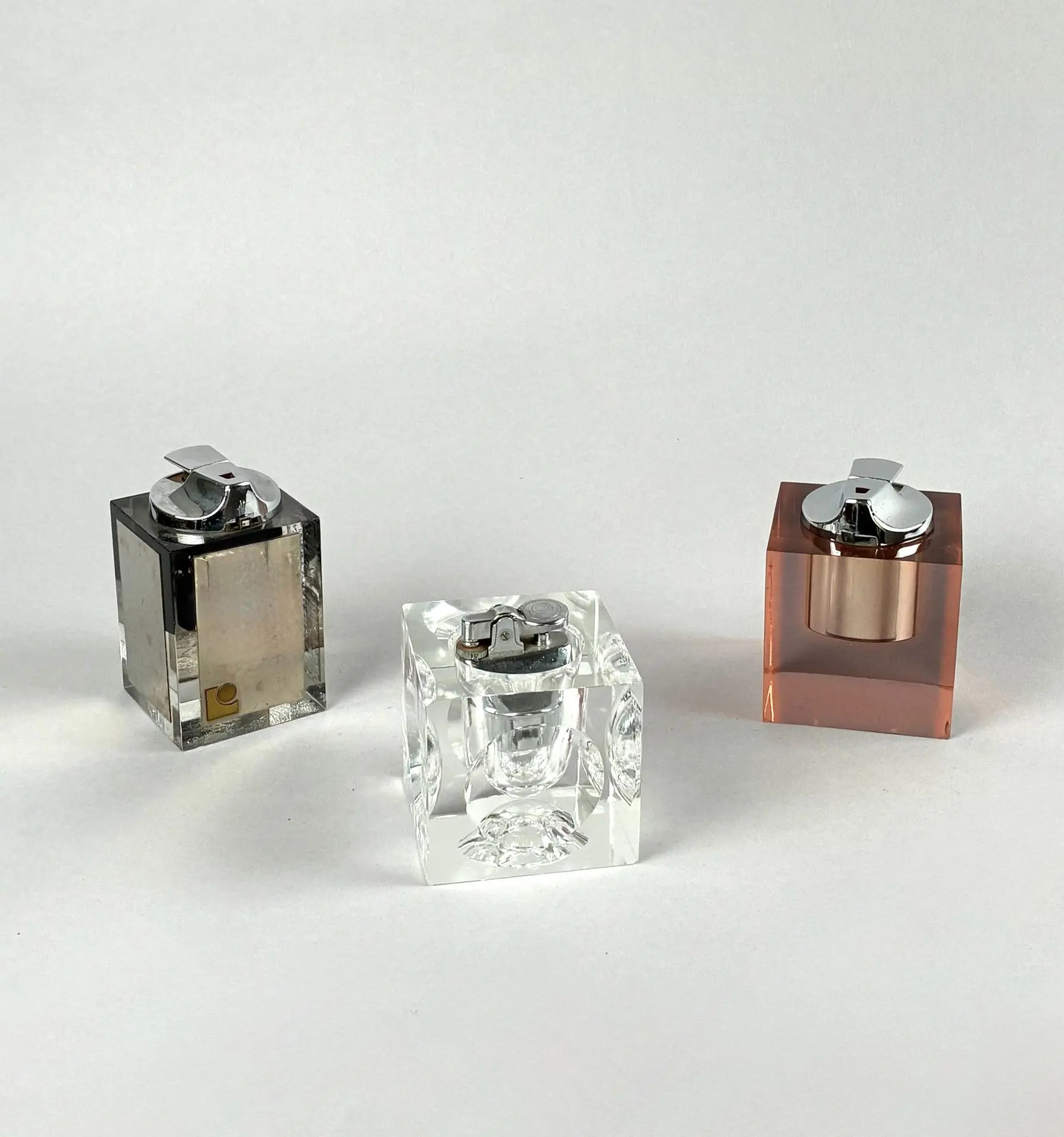 Table lighters made of Plexiglas, chrome-plated metal, and g - Lot 221
