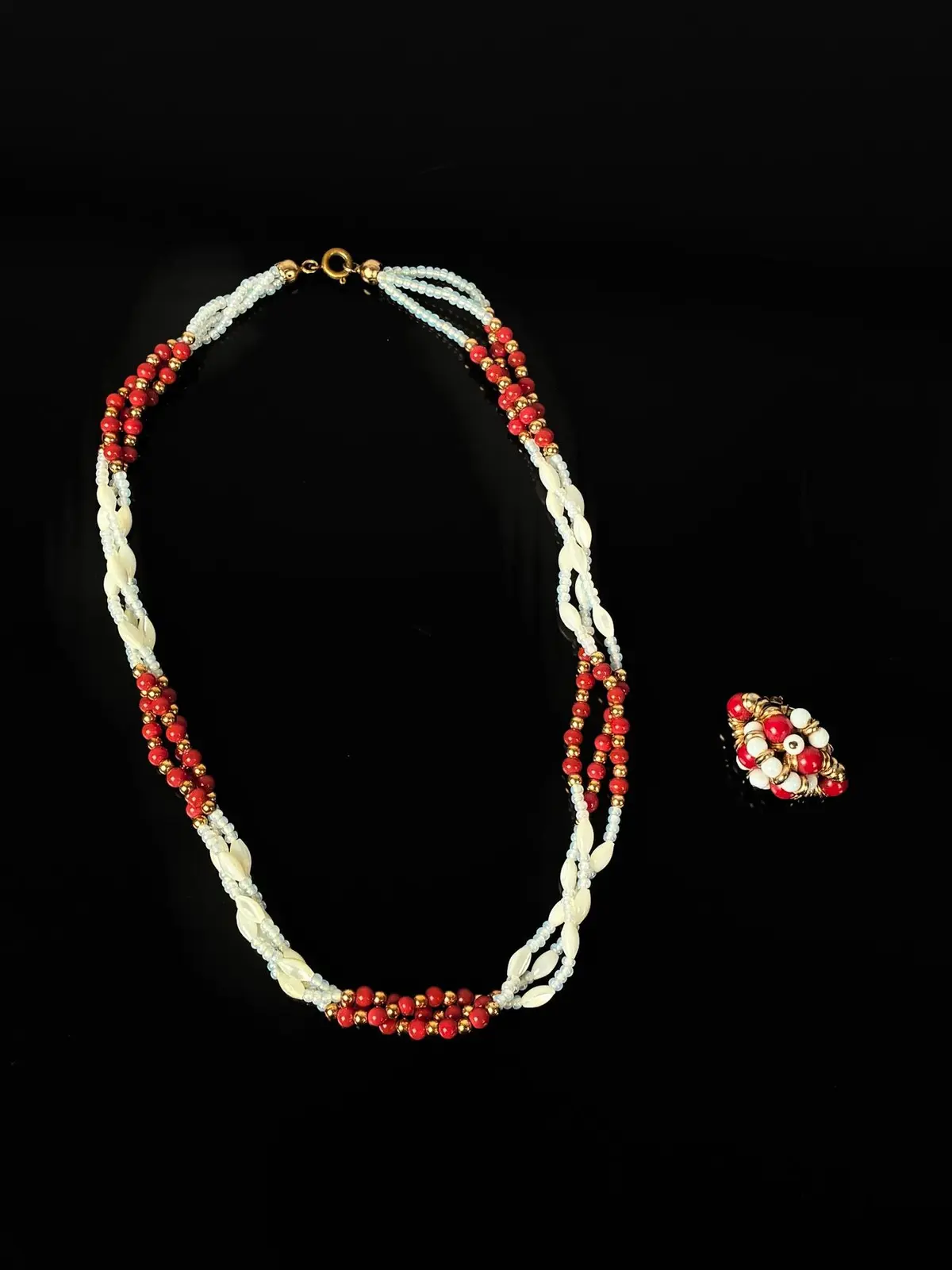 A set consisting of a necklace and its earring clip; the nec - Lot 46
