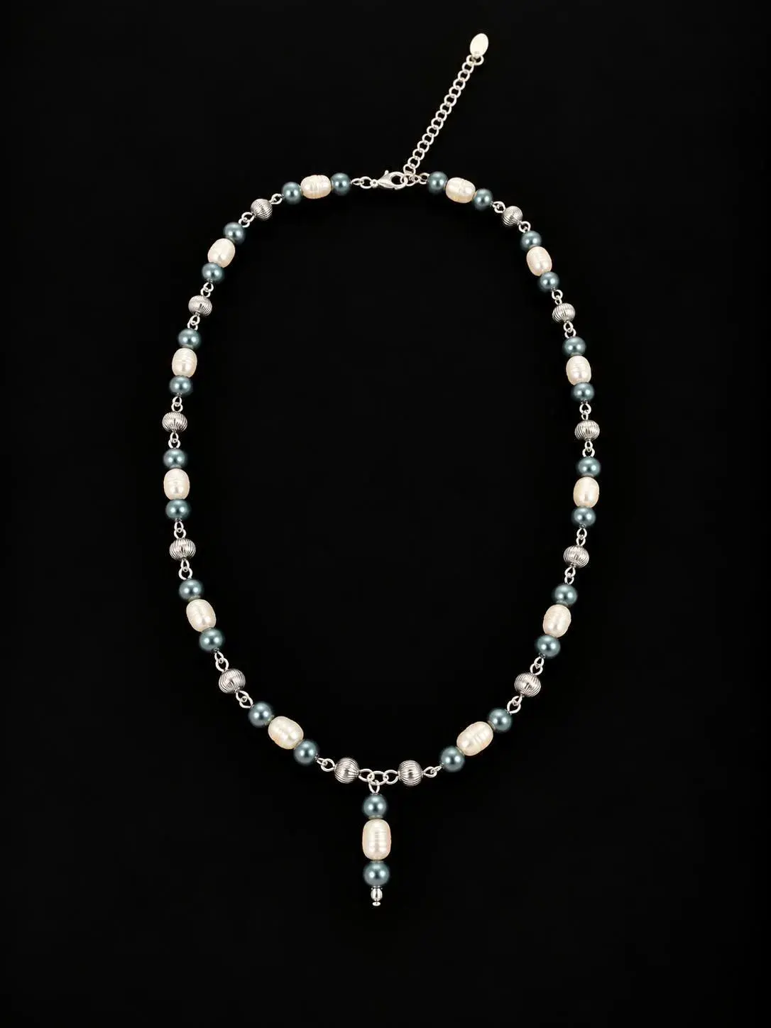 A set of two freshwater pearl necklaces: one decorated with - Lot 139