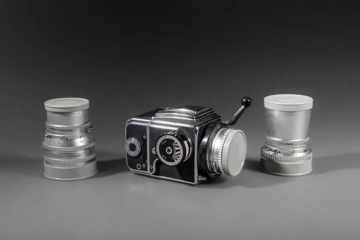 In a case, a set of Hasselblad photography equipment. Hassel - Lot 69