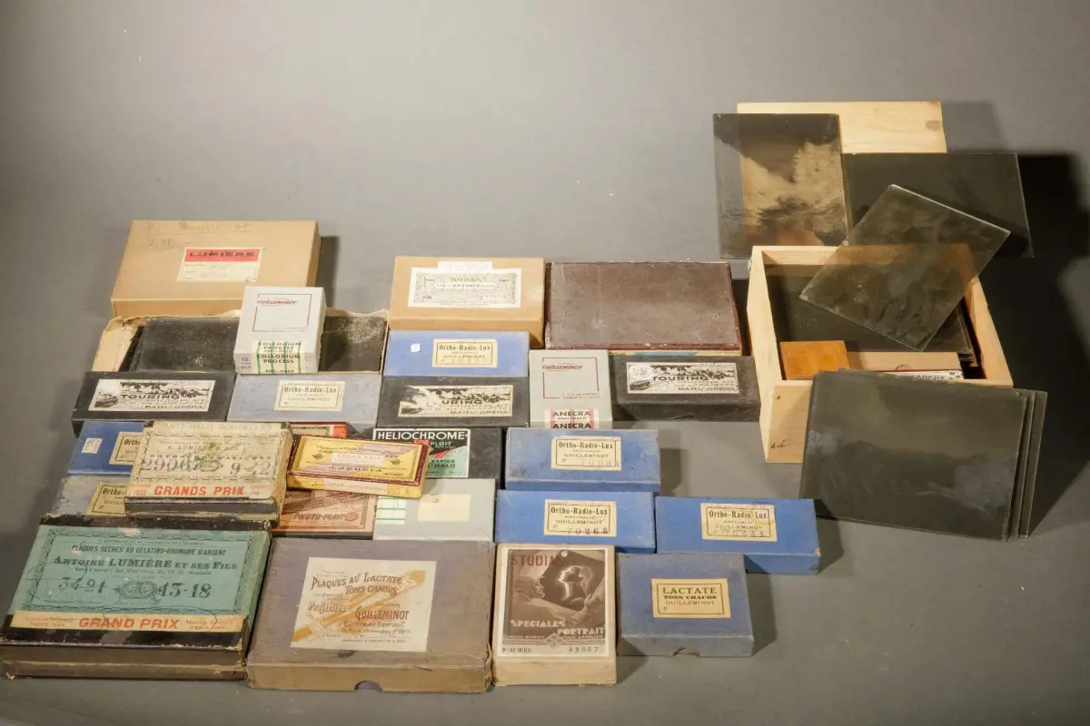 Photographs, circa 1900–1940. A large collection of single a - Lot 38