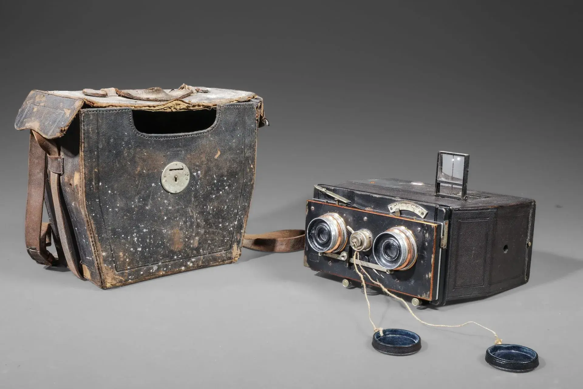 Includes an H. Bellieni bag and an H. Bellieni Nancy stereos - Lot 49