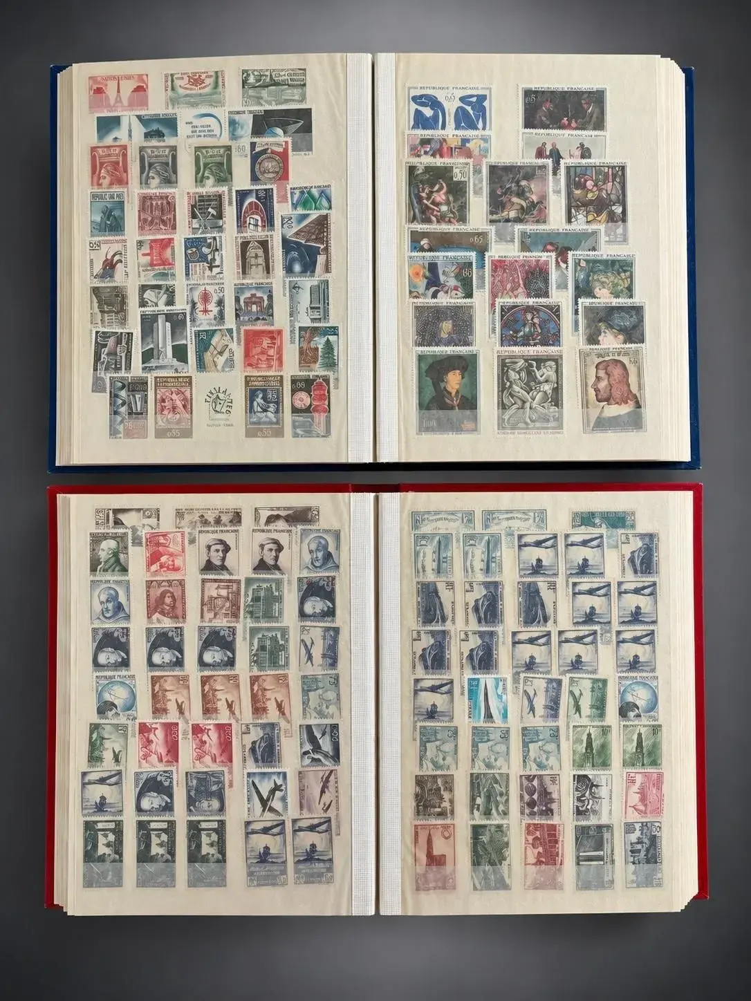 Two small stamp albums from France, 1920–1960; the first alb - Lot 126